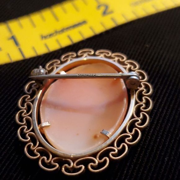 Vintage 70s Cameo pin - Picture 3 of 6